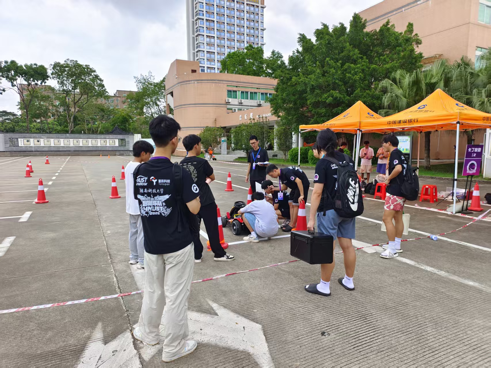 湖南科技大学智能车队比赛展示